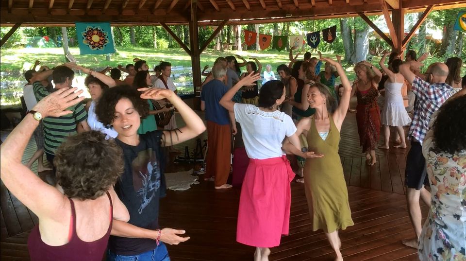 Danses de la paix Universelle à l'écolieu de Sainte-Camelle en 2018