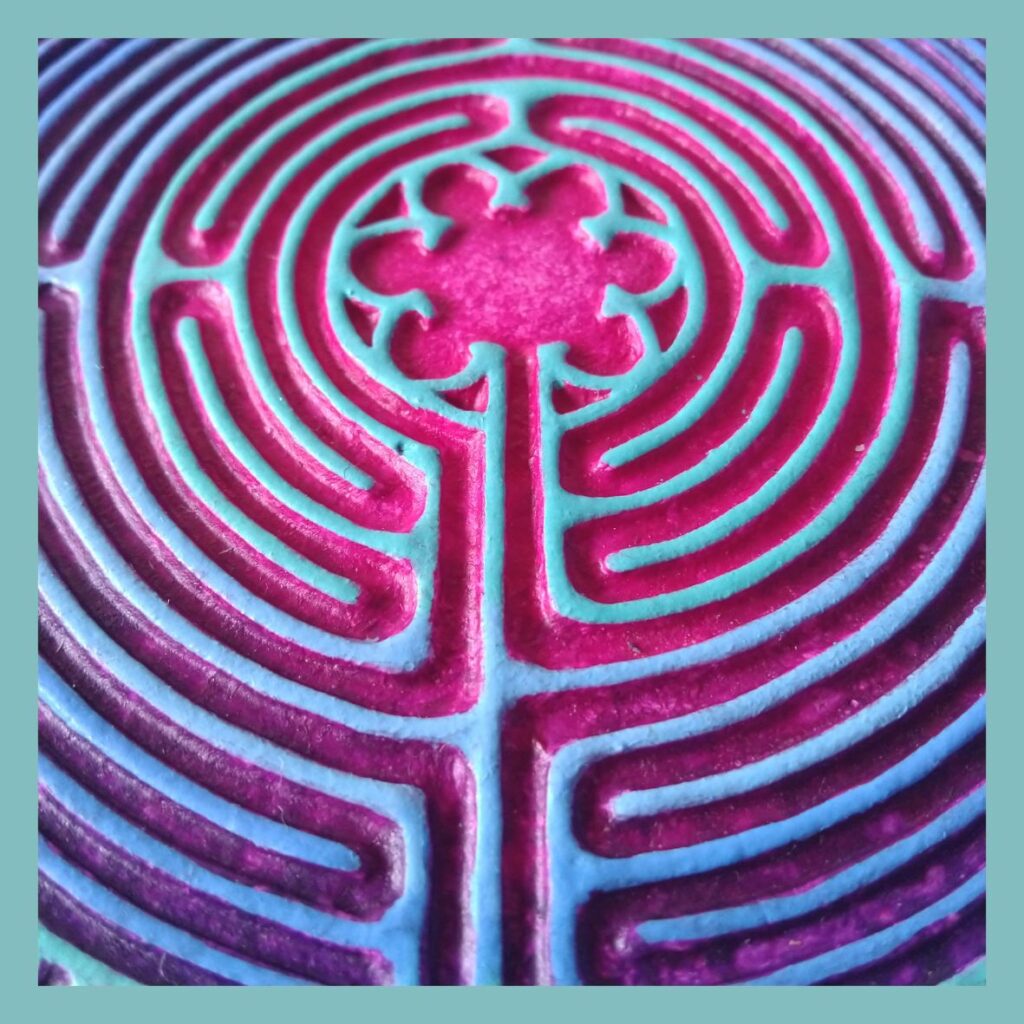 labyrinthe chartres ceramique bleu rose violet